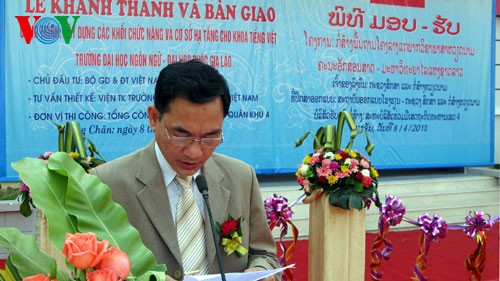Bàn giao công trình khoa tiếng Việt cho Đại học quốc gia Lào - ảnh 1